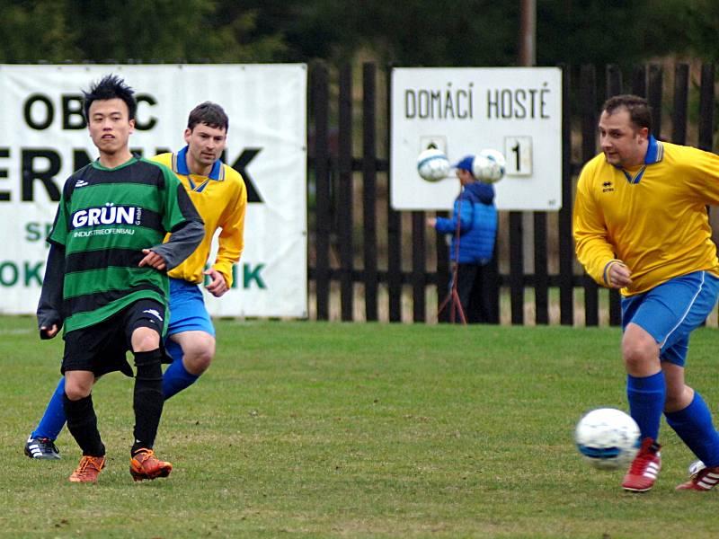 Fotbalisté Sokola Pernink (v pruhovaném) rozstříleli rezervu Olympie Hroznětín 8:1.