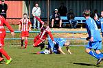 Dokonalý obrat předvedli fotbalisté Chodova (v pruhovaném) v souboji s karlovarskou Lokomotivou (V modrém), když vedli 2:0, poté prohrávali 2:3, a nakonec slavili výhru 4:3, když vítěznou trefu obstaral v 91. minutě kapitán Spartaku Lukáš Kočí.