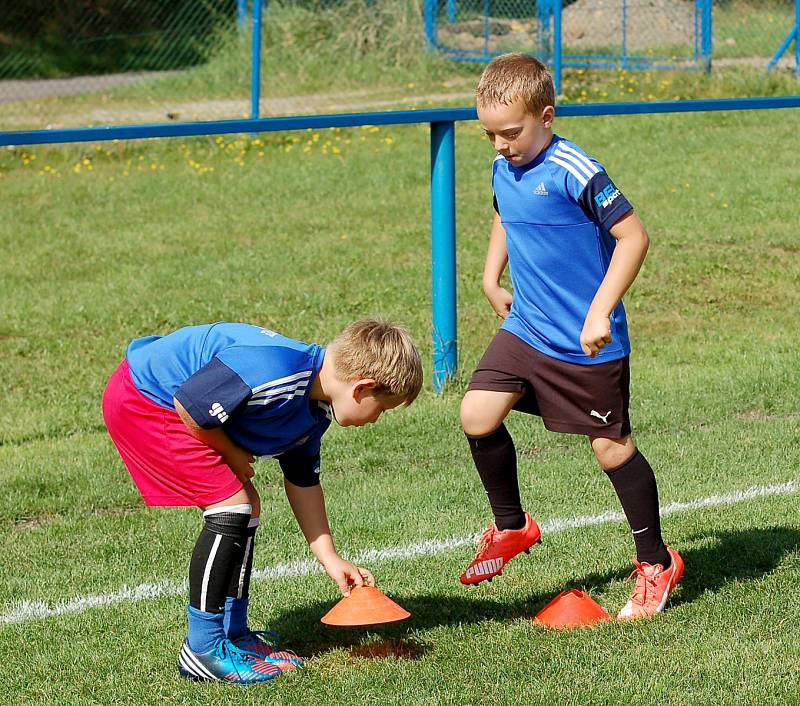 Nejdek žil po celý týden fotbalovým kempem Josefa Hamouze Nejdek – Pět dní. Tak dlouho trval na nejdeckém stadionu premiérový fotbalový kemp Josefa Hamouze, tedy nejdeckého odchovance a například mistra ligy v dresu Slovanu Liberec. Kempu se zúčastnilo ce