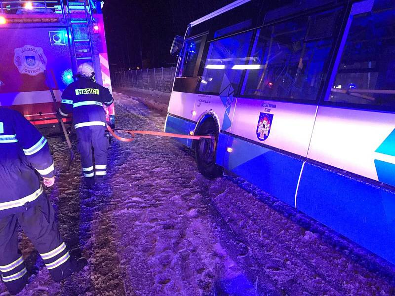 Havárie autobusu linkové dopravy v Ostrově na Karlovarsku.