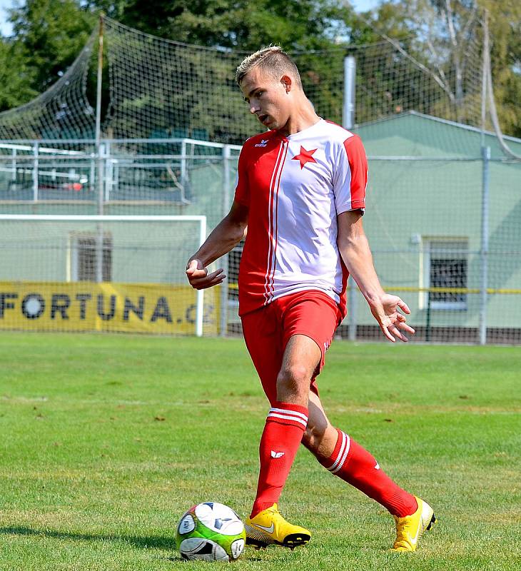 Gólovou přestřelku na dvorském stadionu nakonec ovládli v poměru 7:4 mladíci v trikotu béčka karlovarské Slavie, když přichystali první prohru týmu Trstěnic.