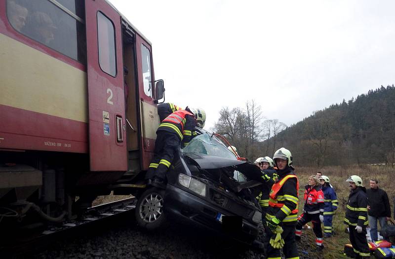 U Tepličky se střetl vlak s autem. Na místě je několik zraněných