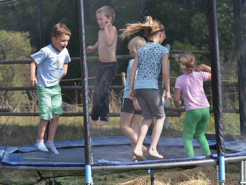 VELKÉ VENKOVNÍ TRAMPOLÍNY jsou oblíbenou a stále více rozšířenou atrakcí nejen na zahradách, ale i na zahrádkách u restaurací. Bohužel jsou ale také místem častých dětských úrazů.