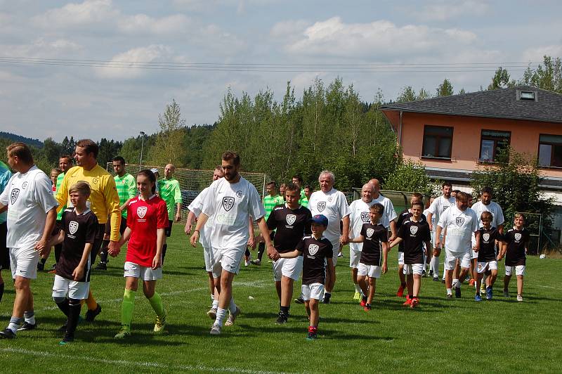 SIGI TEAM PROTI POTŮČKŮM se postavil na sobotní benefici. Zápas nakonec skončil 10:4 ve prospěch fotbalových hvězd, o výsledky tu ale vůbec nešlo.