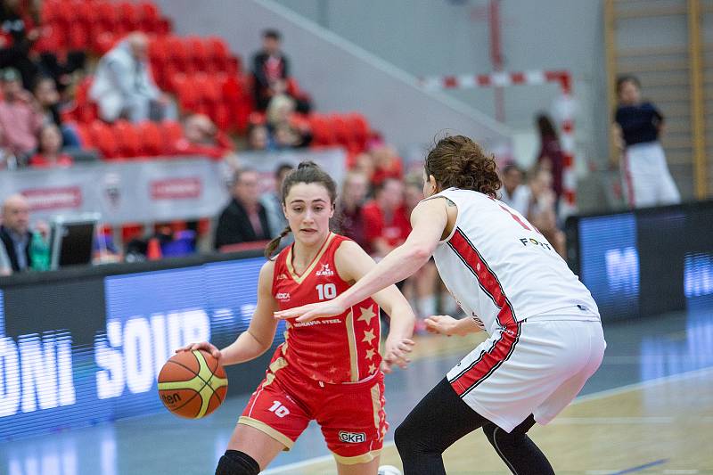 Utkání o třetí místo českého poháru v basketbalu žen, Final 4 v Karlových Varech, BS DSK Basketball Nymburk KV - BLK Slavia Praha (v červených dresech).