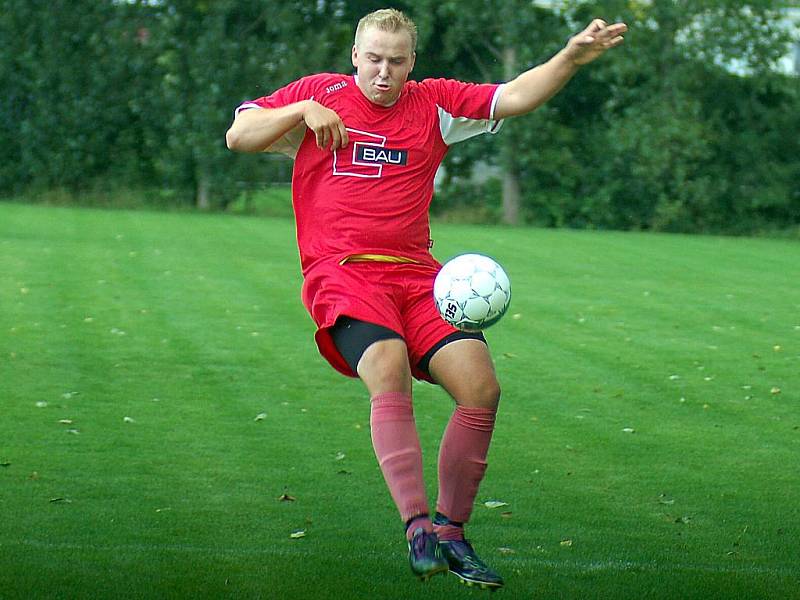 Ve třetím kole okresního přeboru opět vyšli fotbalisté karlovarského Bacardi ( v bílém) bodově naprázdno. Tentokrát na domácí půdě vyfasovali pět branek od jedenáctky Baníku Pila (v červeném), když nakonec prohráli v poměru 1:5.