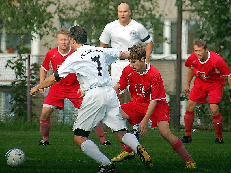 Ve třetím kole okresního přeboru opět vyšli fotbalisté karlovarského Bacardi ( v bílém) bodově naprázdno. Tentokrát na domácí půdě vyfasovali pět branek od jedenáctky Baníku Pila (v červeném), když nakonec prohráli v poměru 1:5.