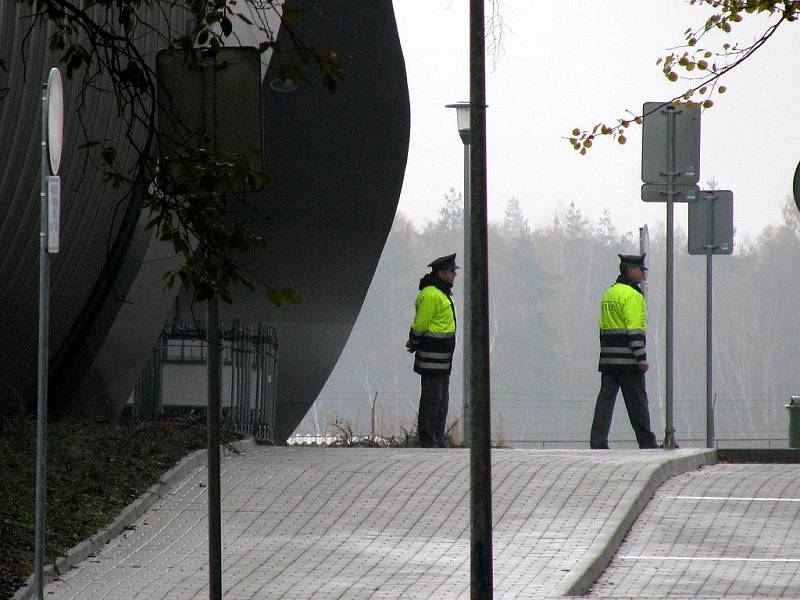 Policie neprodyšně uzavřela budovu nové haly karloarského letiště. Důvodem byl objevený podezřelý předmět. Naštěstí se potvrdilo, že by mělo jít o nástražný systém.