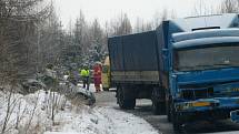 V pátek 9. ledna ráno se v Mezirolí střetlo osobní auto s nákladním vozidlem. Řidička osobního auta při nehodě zahynula.