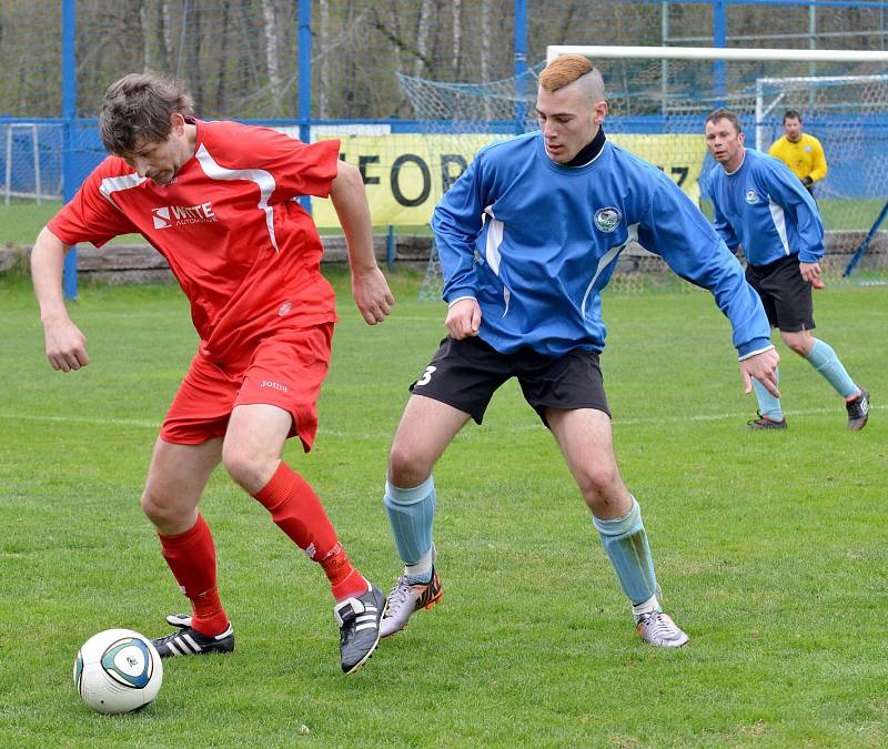 Vojkovice (v modrém) se o víkendu postaraly o překvapení, když Nejdku B (v červeném) přerušily po osmi vítězných zápasech na Limnici, domácí neporazitelnost, když vyhrály 3:2.