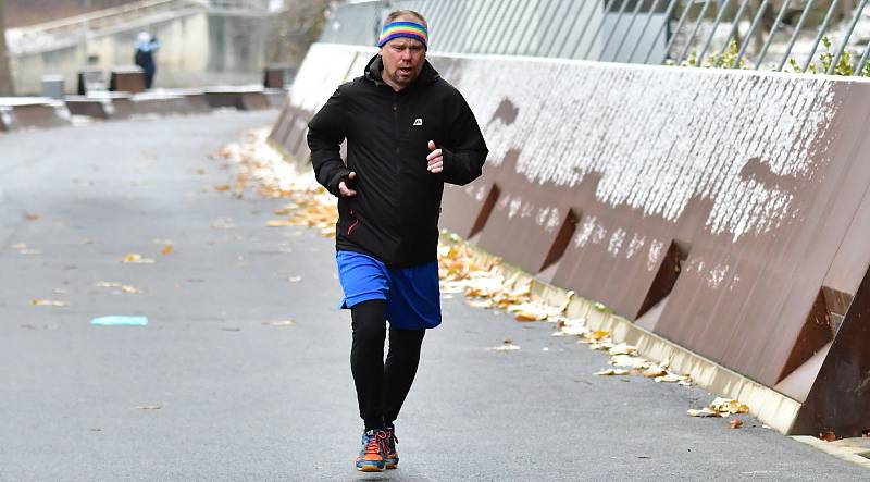 Čtvrtý díl z celkových dvaceti má za sebou 20. ročník Zimního běžeckého poháru Kadaň. Tentokrát přišla na řadu Rašovická lávka, kdy běžci museli zdolávat 13.340 metrů dlouhou trasu.