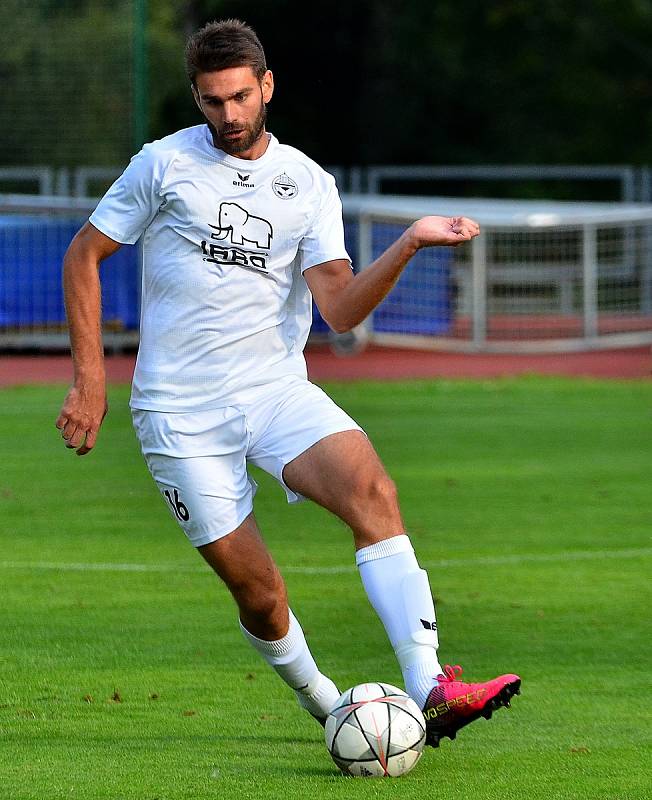 Mariánskolázeňská Viktorie ( v bílém) v prvním kole MOL Cupu nestačila na favorizované Ústí nad Labem (v červeném), kterému podlehla 1:4.