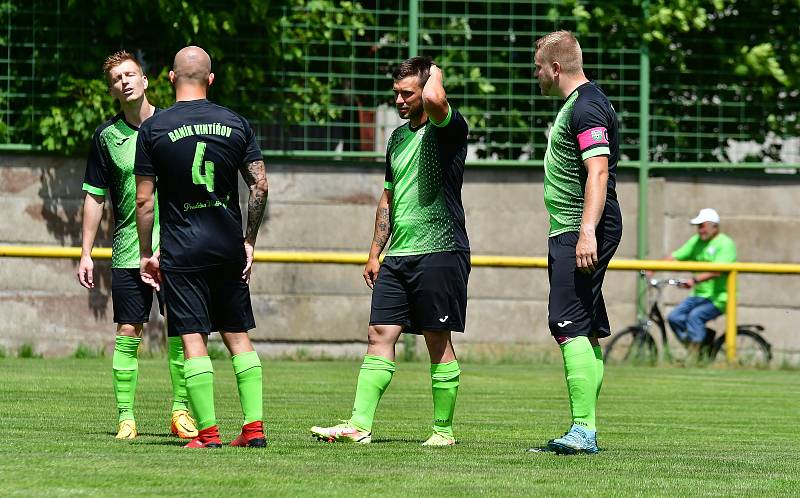 Fotbalisté Vintířova na závěr krajského přeboru zdemolovali Hroznětín v poměru 8:1, a pak se mohli naplno pustit do mistrovských oslav.