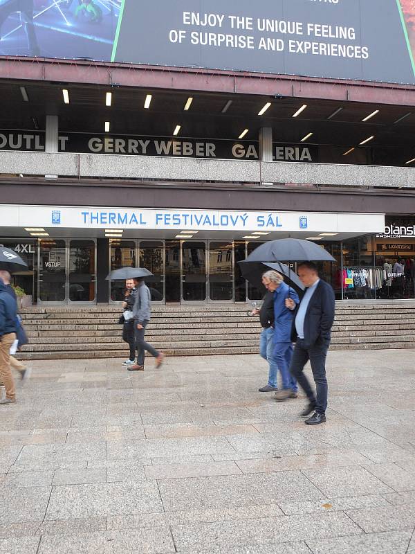 Kancelář architektury města Karlovy Vary podnikla v pondělí i za nepříznivého počasí komentovanou prohlídku městem, která měla několik zastavení. Hlavní téma byl možný zápis lázeňského trojúhelníku na seznam UNESCO.