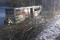 Autobus bez cestujících havaroval v pondělí odpoledne u Kynšperka nad Ohří.