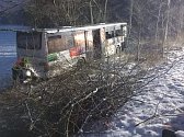 Autobus bez cestujících havaroval v pondělí odpoledne u Kynšperka nad Ohří.