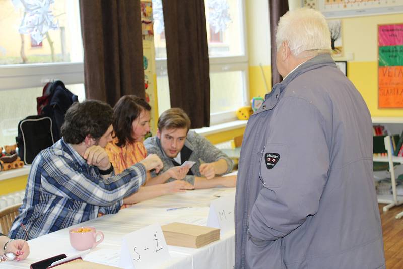 Jedna z volebních místností, kde občané Karlových Varů hlasovali v prvním místním referendu byla i v Základní škole Dukelských hrdinů.
