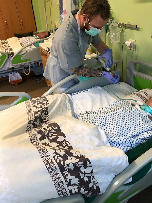 Vojáci se starají o pacienty ostrovské nemocnice. Foto: 25. protiletadlový raketový pluk