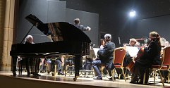 V hotelu Ambassador vystoupí společně s Karlovarským symfonickým orchestrem chorvatský klavírista Lovro Pogorelich v Ambassadoru.