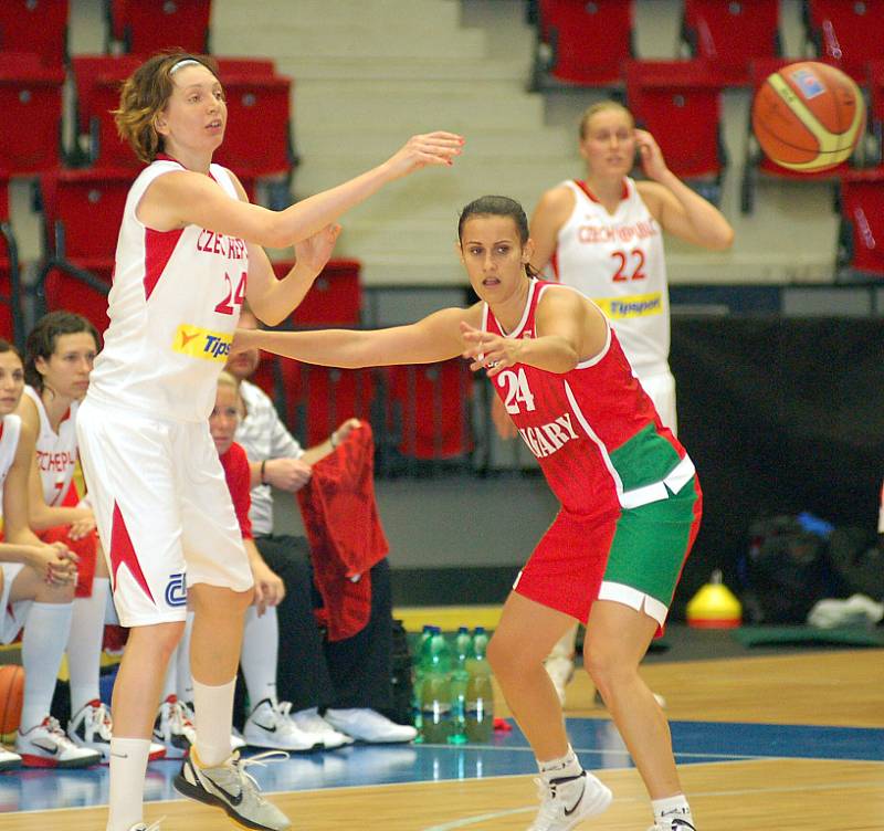 Basketbalistky ČR (v bílé) podlehly v zahajovacím utkání turnaje Maďarkám 70:71.