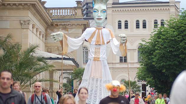 Karlovarský karneval. Tradiční karnevalový průvod v neděli odpoledne prošel městem horkých pramenů.