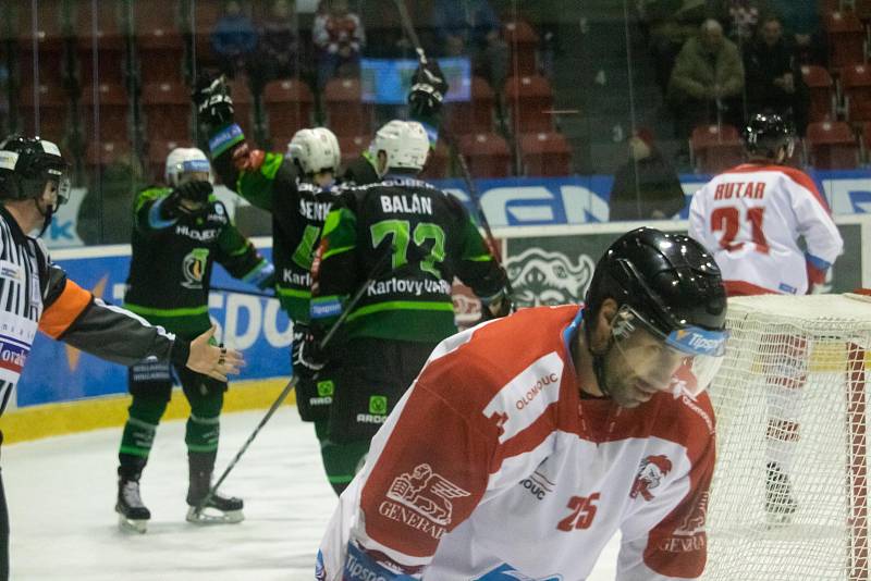 Hokejisté Olomouce (v bílém) porazili Karlovy Vary 2:1 po prodloužení.