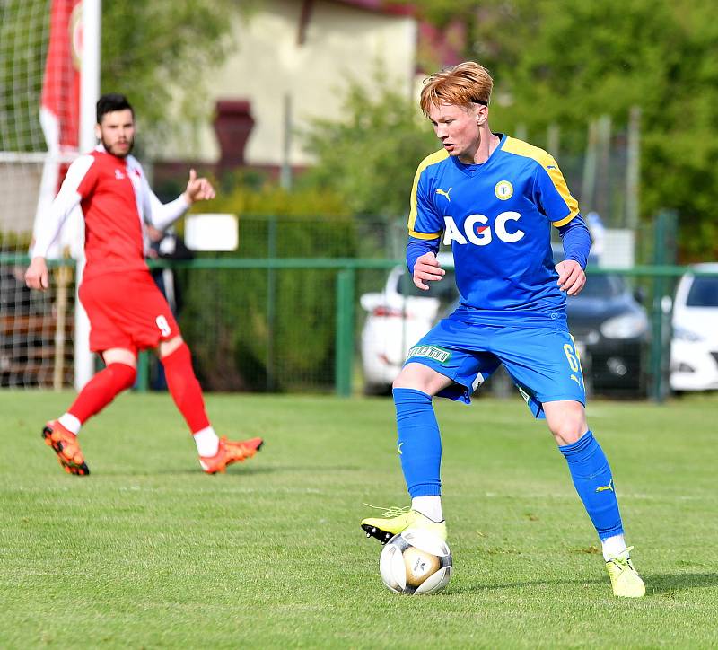 V souboji třetiligových týmů uspěla karlovarská Slavia, která porazila Teplice B 2:0.