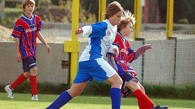 Novorolští žáci (v pruhovaném) pokořili Vojkovice (bílomodrá) v poměru 7:2.