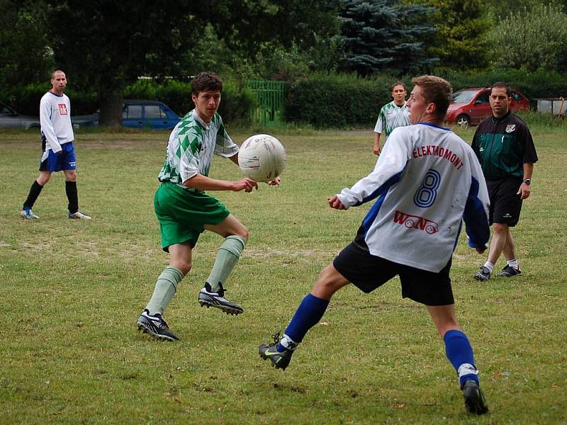 Turnaj „XVIII. ročník Memoriálu Františka Rubáše“ ovládli fotbalisté Jindřichovic (uprostřed). Druhé místo obsadili Rookies z Ostrova. Třetí příčka patřila TJ Počerny a na čtvrtém místě skončil Výběr Počeren.