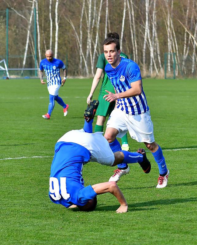 Fotbalisté Ostrova dosáhli proti Nymburku (v zeleném) na důležitou výhru 3:2.