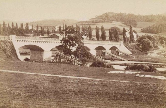 Takto vypadal původní Chebský most v roce 1870.