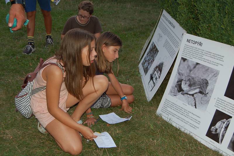 NETRADIČNÍ rozloučení s prázdninami mohli zažít ti, kteří v sobotu zavítali do zámku ve Valči. Konala se tu Netopýři noc, kdy členové Správy Chráněné krajinné oblasti Slavkovský les připravili především pro děti zajímavý program, po setmění pak všem předs