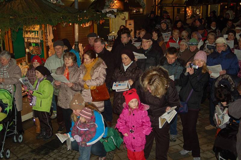 Česko zpívá koledy na karlovarských vánočních trzích.