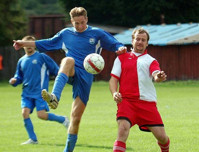 V dalším kole okresního přeboru vyválčila Kyselka (červené) veledůležité vítězství v derby týmů z Poohří, když pokořila Vojkovice (modré) v poměru 2:0