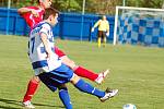 Do finále krajského poháru mužů se probojovali v penaltovém rozstřelu fotbalisté Ostrova (v pruhovaném) 6:5 na pk.