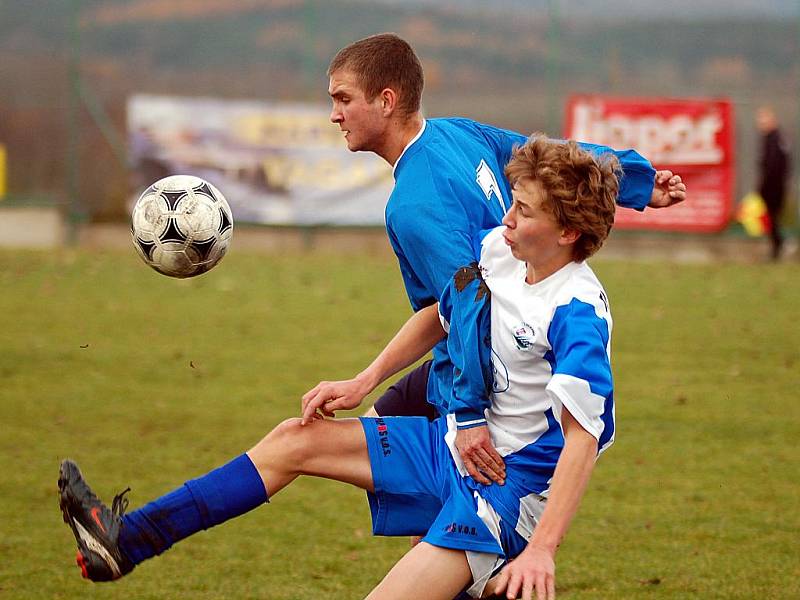 V dohrávaném utkání 12. kola okresního fotbalového přeboru porazila jedenáctka Slavie Junior (v modrém) 4:1 tým Vojkovic.