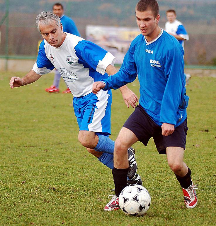 V dohrávaném utkání 12. kola okresního fotbalového přeboru porazila jedenáctka Slavie Junior (v modrém) 4:1 tým Vojkovic.