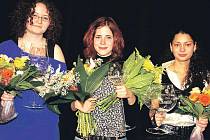 Vítězkou letošní soutěže Karlovarský hlas se stala Jitka Končelová z Karlových Varů (uprostřed). Druhá skončila Denisa Dyrcová (vlevo), třetí Andrea Hauerová (vpravo).