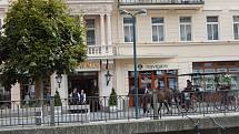 Centrum města Karlovy Vary zůstává i nadále prázdné. Lidé věří, že se po rozvolnění opatření život do města zase vrátí a turisté začnou do centra opět přijíždět.