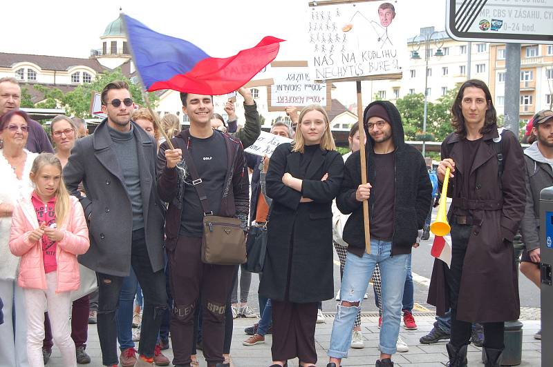 Asi 200 lidí se sešlo u karlovarské Tržnice, aby se připojili k protestům Milion chvilek, které se konaly i na jiných místech země. Organizátoři s demonstranty zde vyzvali premiéra Andreje Babiše a ministryni Marii Benešovou k rezignaci.