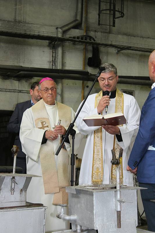 Po nucené odstávce opět začala výroba ve druhé peci sklárny Moser. Prvním výrobkem byla sklenka na whisky.