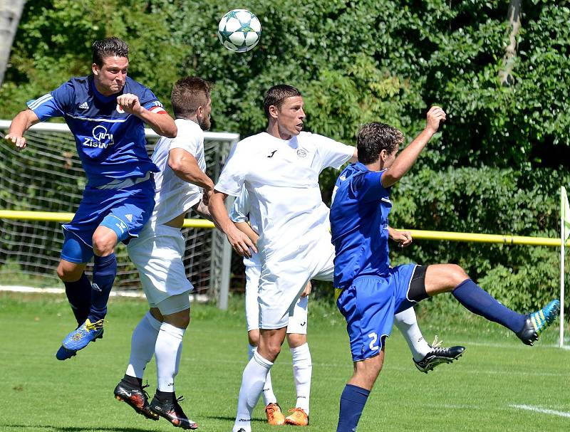 Karlovarská Slavia (v modrém) obstála v generálce, kterou vyhrála 2:0 nad Chomutovem (v bílém).