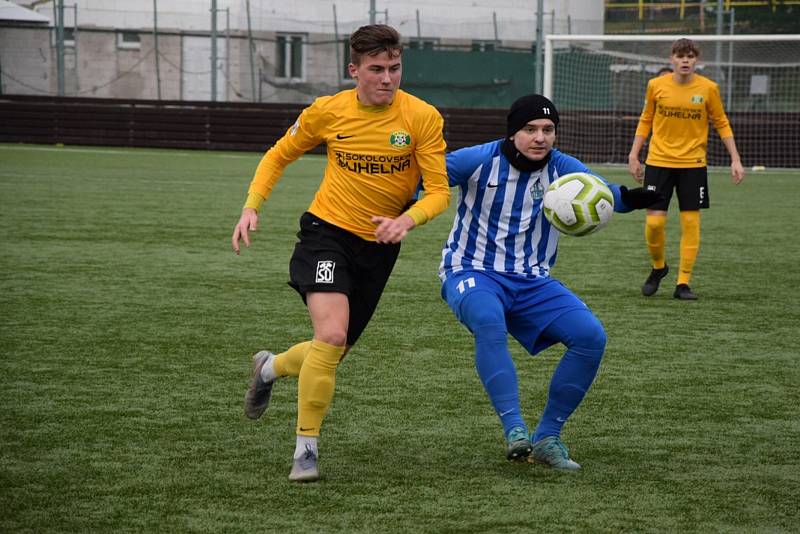 Baníkovci (ve žlutém) sahali v souboji s divizním Ostrovem po senzaci, nakonec prohráli dobře rozehraný duel těsně 2:3.