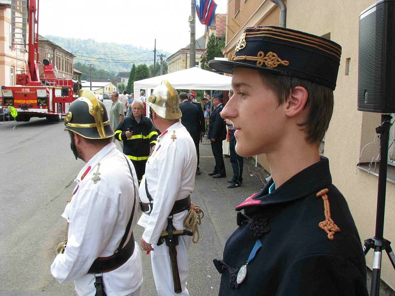 Dobrovolní hasiči ve Vojkovicích slavili 90. výročí sboru a převzali nový prapor.