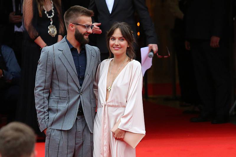 Příjezdem hostů na červený koberec hotelu Thermal začal 56. ročník Mezinárodního filmového festivalu Karlovy Vary. Na snímku Tereza Ramba s manželem Matyášem