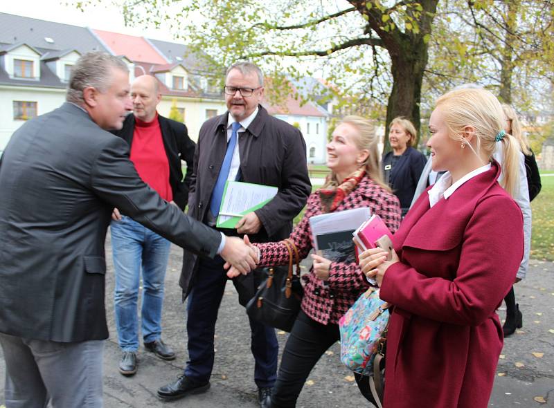 Lídři osmi nejsilnějších stran v Karlovarském kraji spolu diskutovali v Bochově.