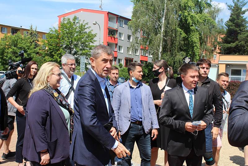 Premiér Andrej Babiš společně s ministrem průmyslu Karlem Havlíčkem a ministryní pro místní rozvoj Klárou Dostálovou navštívili v Karlových Varech sklárnu Moser, kde řešili pokoronavirovou situaci v podniku a případnou pomoc.