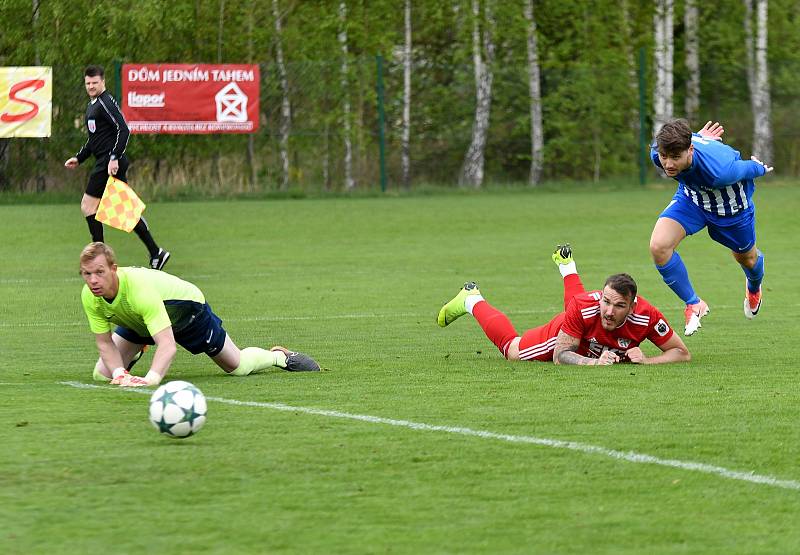 Ostrov doma nestačil na Zbuzany (v červeném), kterým podlehl 1:5.