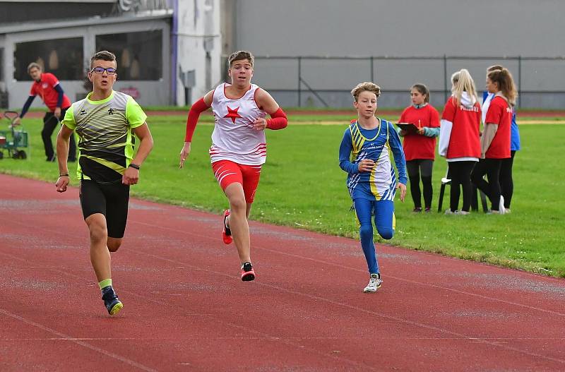 Karlovarské kontrolní závody uspořádal v týdnu na městském atletickém stadionu v lázeňském městě Triatlet Karlovy Vary.