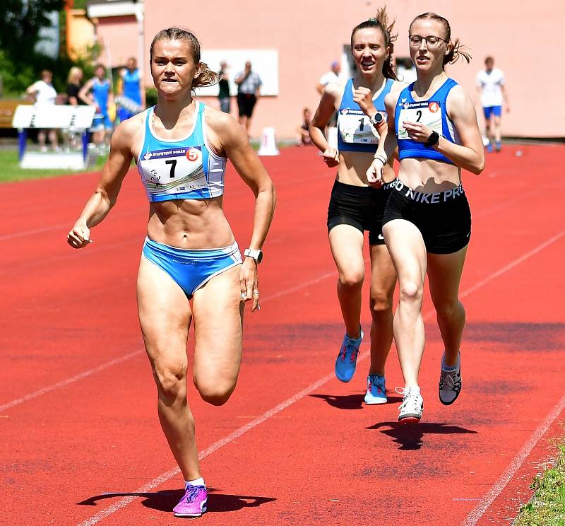 Atletická bitva tří krajů. Tu hostily o víkendu v rámci 1. kola OMD dorostu a juniorů Karlovarského, Plzeňského a Jihočeského kraje Karlovy Vary.